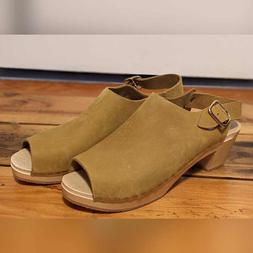 Bryr Clogs in Mustard